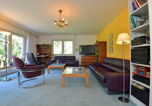 Wohnzimmer mit Couch und TV