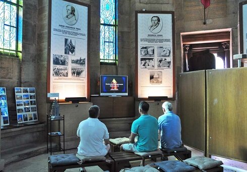 Besucher schauen Infofilm