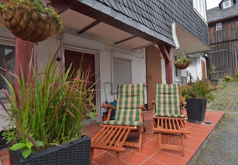 Liegestühle am Haus