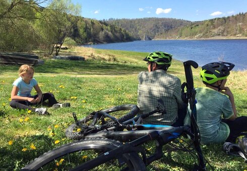 Radfahrer an der Bleilochtalsperre