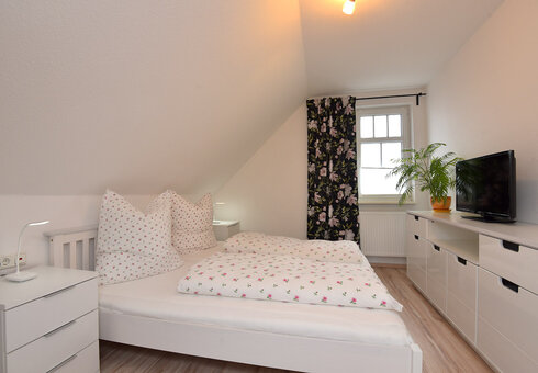 Schlafzimmer 1