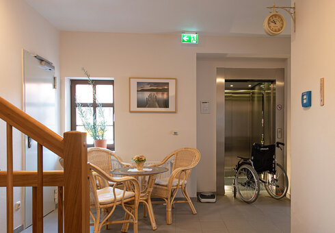 Treppenhaus mit Lift