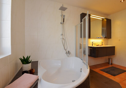 großes Badezimmer