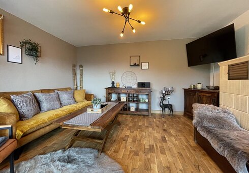 Wohnzimmer mit Couch und TV