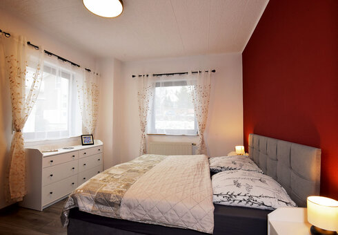 Schlafzimmer mit Doppelbett