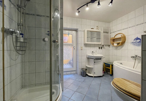 Bad mit Dusche, WC und Badewanne