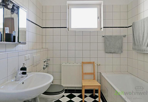 Bad mit Badewanne und WC