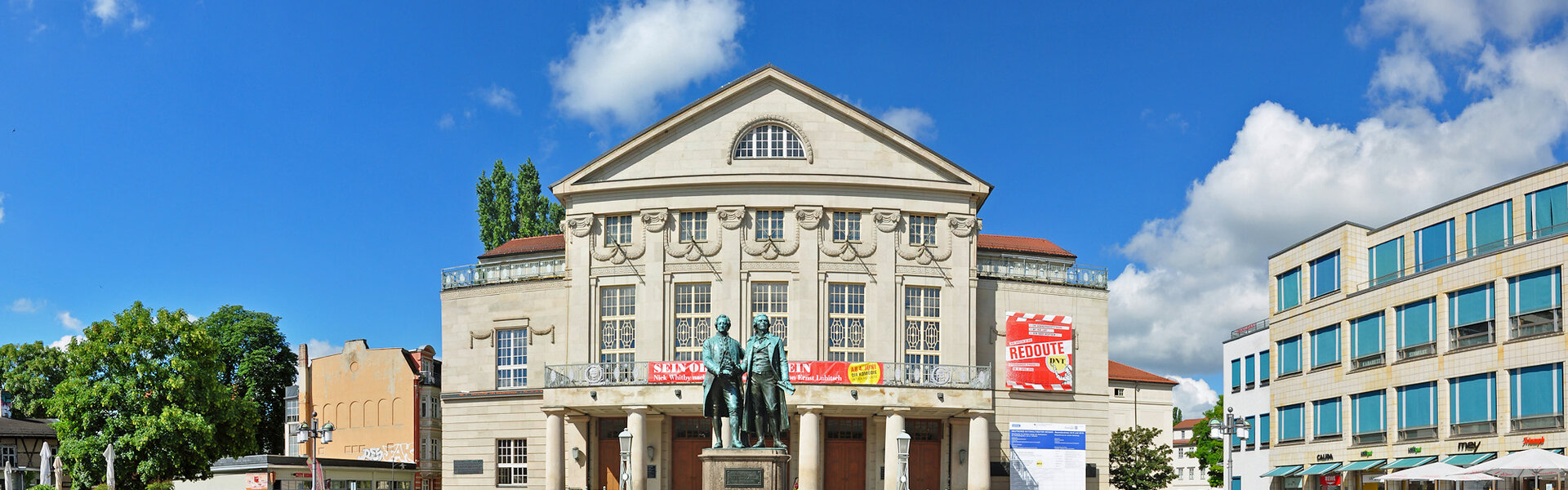 Theaterplatz mit Goethe-Schiller-Denkmal in Weimar