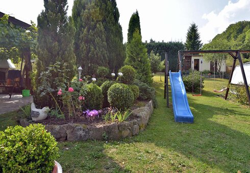 Garten mit Liegewiese und Rutsche