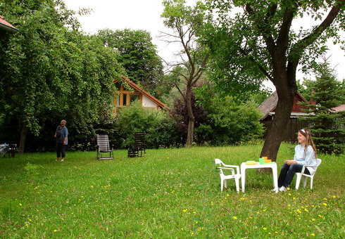 Großer Garten mit Liegewiese