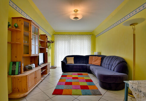 Wohnzimmer mit Couch und TV
