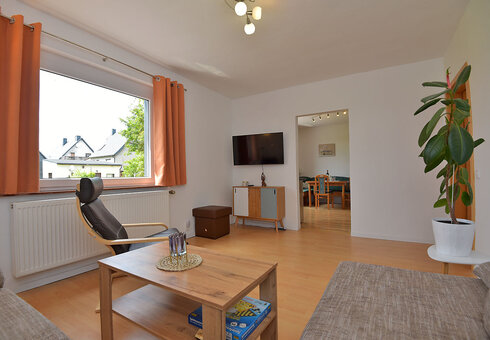 Wohnzimmer mit Couch und TV