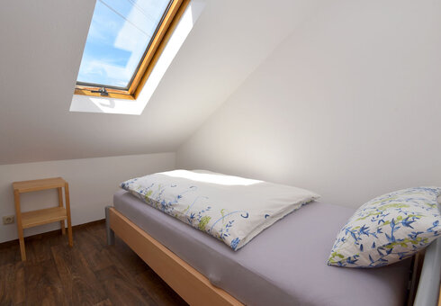 Schlafzimmer mit Einzelbett (Kinderschlafzimmer)