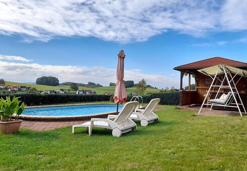 Garten mit Pool und Liegewiese