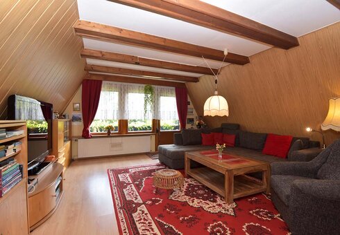 Wohnzimmer mit Couch und TV