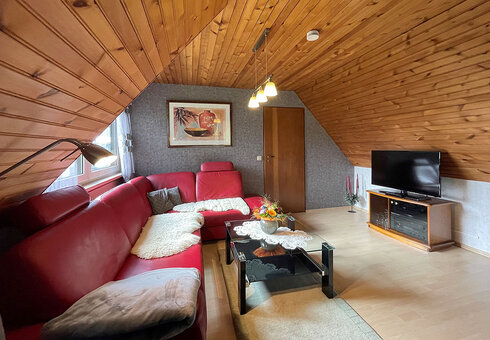 Wohnzimmer mit Couch und TV
