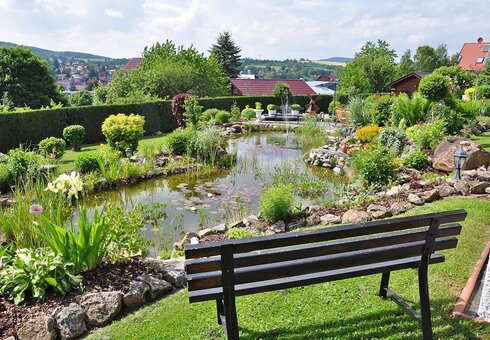 Garten mit Teich und Sitzecke