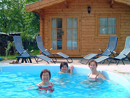 Gäste baden im Pool