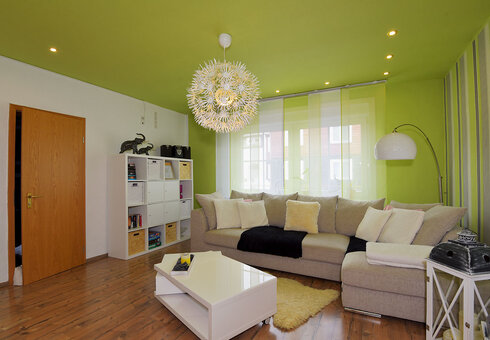 Wohnzimmer mit Couch und Regal