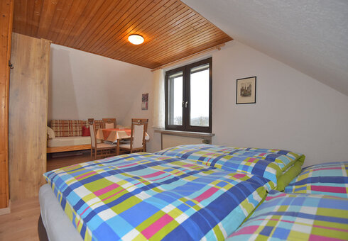Schlafzimmer mit Doppelbett