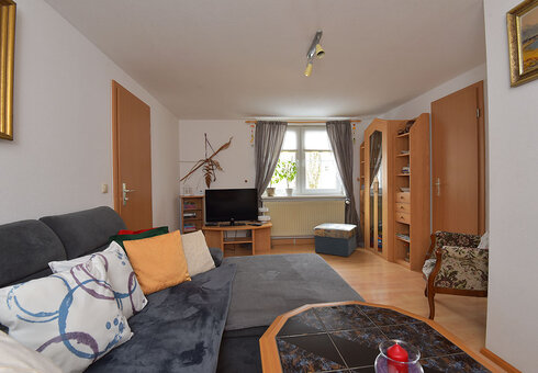 Wohnzimmer mit Couch und TV