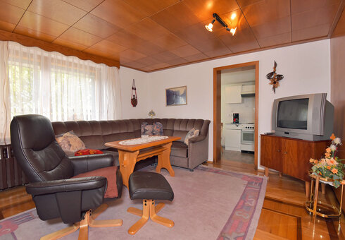 Wohnzimmer mit Couch und TV