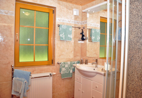 Blick in eine Finnhütte (Dusche / WC)