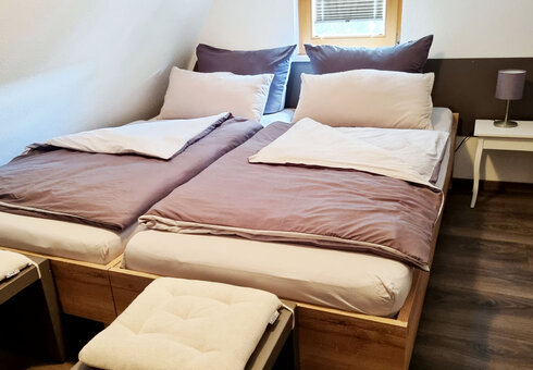 Schlafzimmer mit Doppelbett