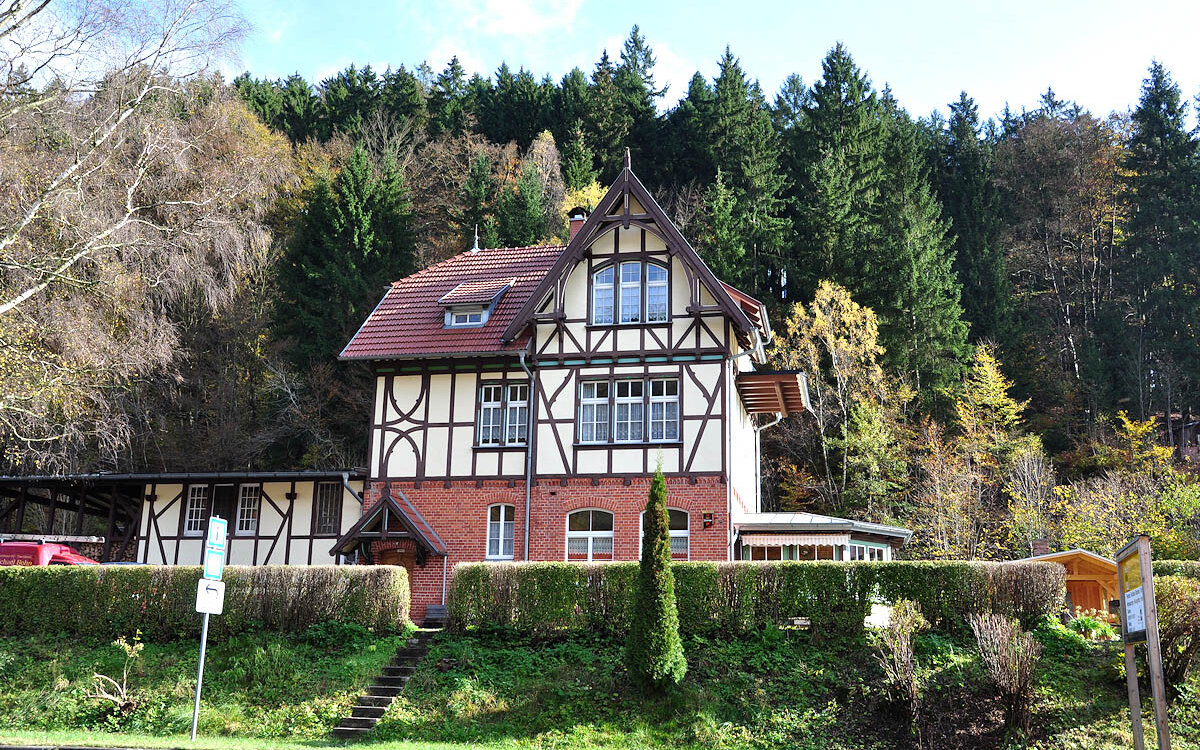 Wanderherberge-Alter-Bahnhof-Schleusingerneundorf_Panorama