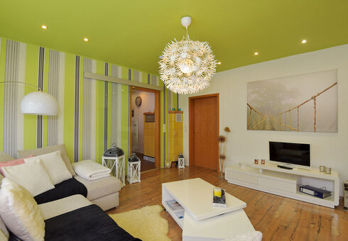 Wohnzimmer mit Couch und TV