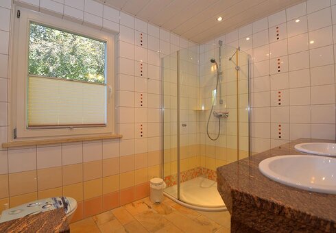 Bad mit Dusche / WC