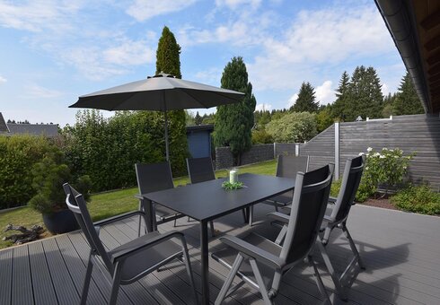Terrasse mit Gartenmöbeln
