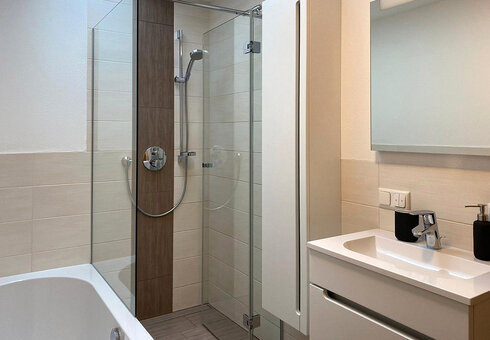Bad mit Wanne, Dusche und WC