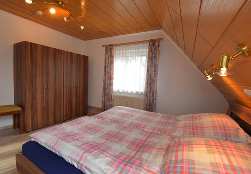 Schlafzimmer mit Doppelbett