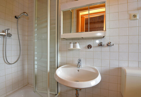 Bad mit Dusche / WC