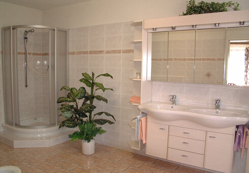 Unsere großräumigen Badezimmer