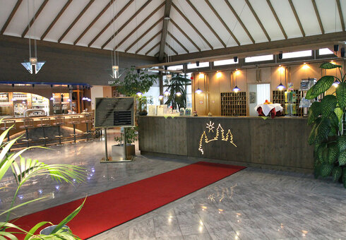 Hotelhalle mit Rezeption