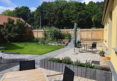 Grundstück mit Terrasse