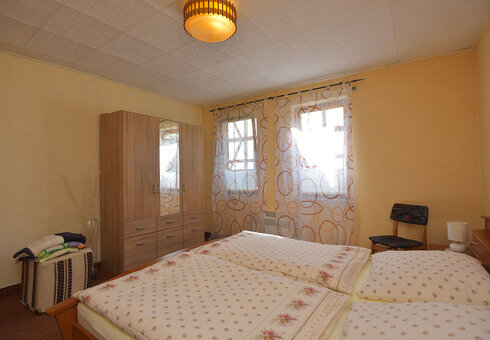 Schlafzimmer mit Doppelbett