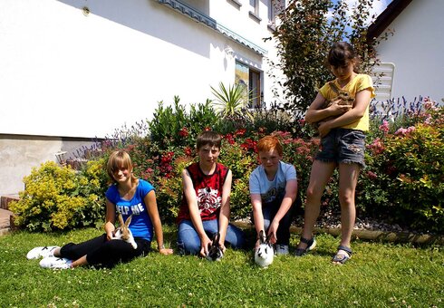 Kinder mit Kaninchen