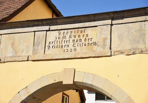 Torbogen zum Hofgelände