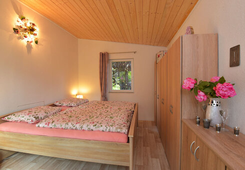 Schlafzimmer mit Doppelbett