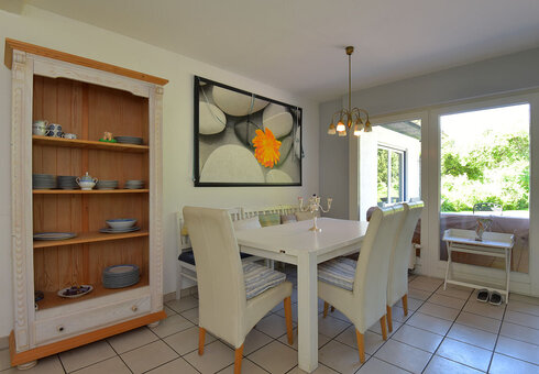 Esstisch mit Blick in den Garten