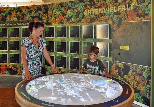 Familie im Nationalparkzentrum