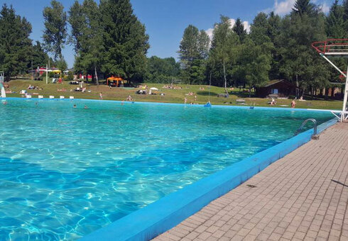 Schwimmbad nebenan