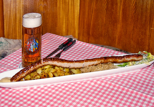 Unsere Spezialität - die Riesenbratwurst