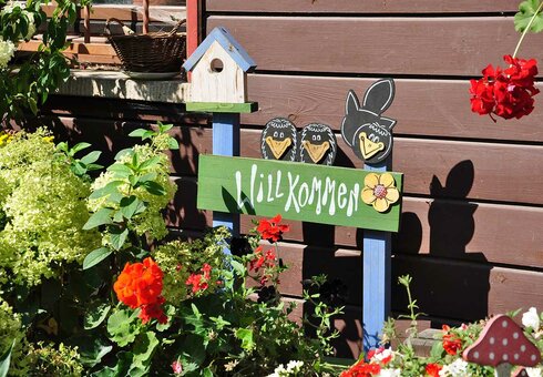 Blumendeko vor dem Eingang