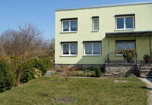 Kleine Liegewiese hinter dem Haus