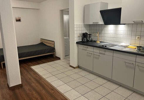 Blick in die Wohnküche mit Schlafplatz