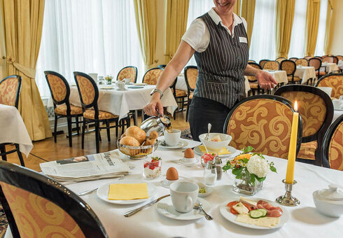 gedeckter Tisch im Frühstücksraum
